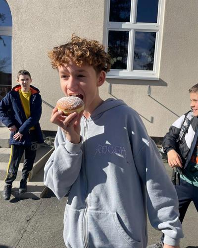 Ein Junge, der einen Donut isst