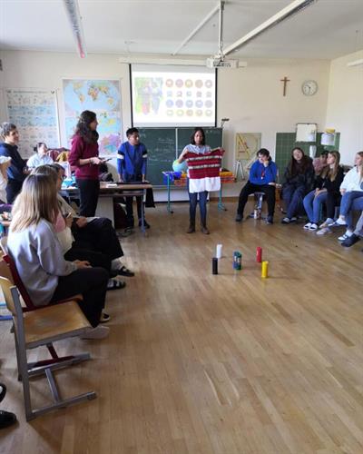 Eine Gruppe von Personen in einem Klassenzimmer